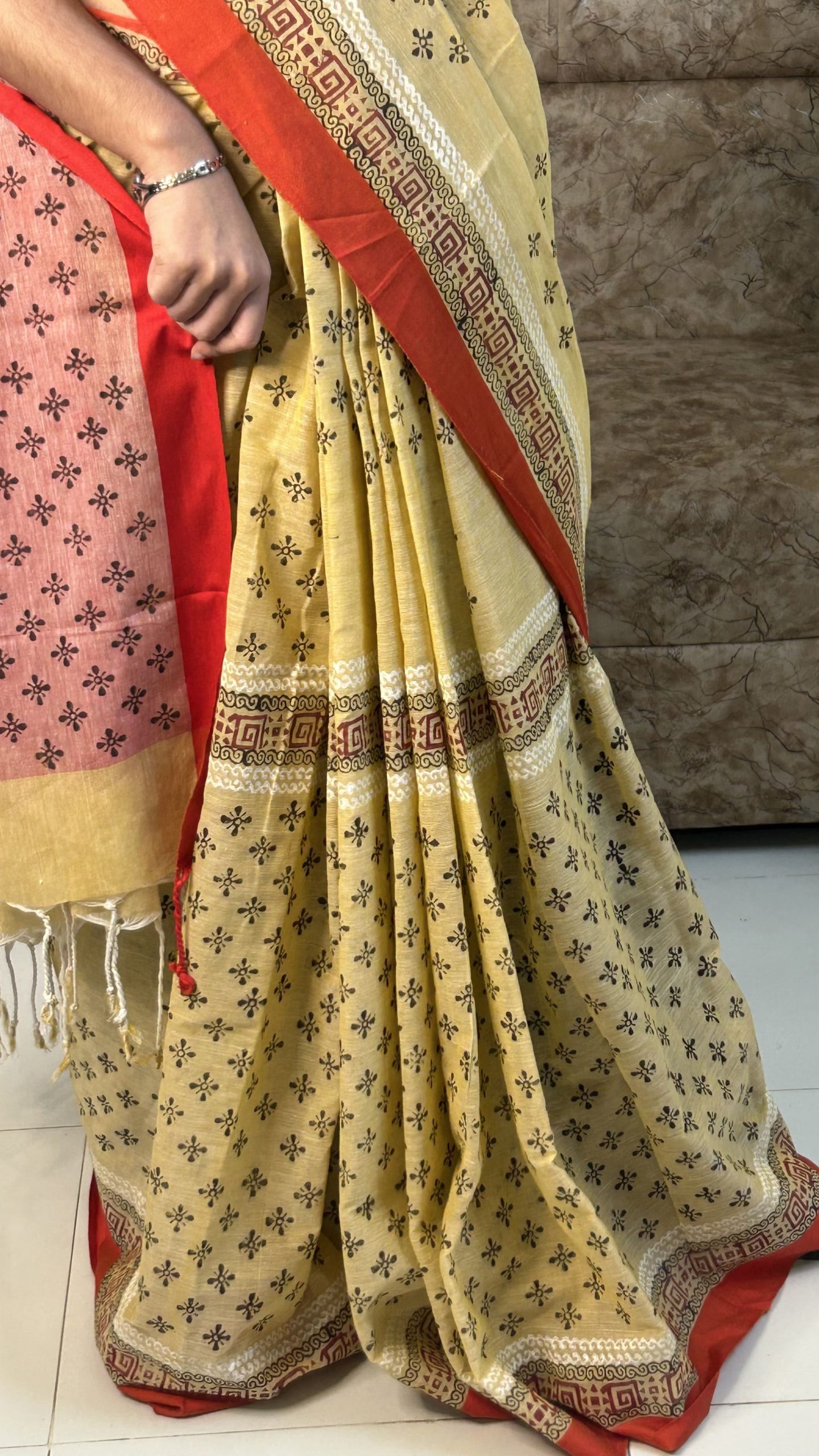 ব্লকপ্রিন্ট কটন শাড়ি – প্রিমিয়াম পিওর কটন ১৪ হাতের আরামদায়ক শাড়ি ()